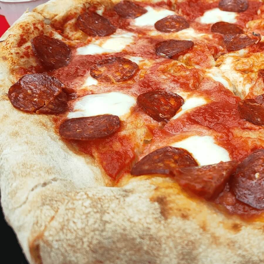 Pepperoni pizza - Properoni Hot Paprika sliced